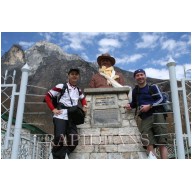 <<->> APASA pentru FOTO la dimensiunea mare <<->> <<->> Monument Edmund Hillary cu Irlandez